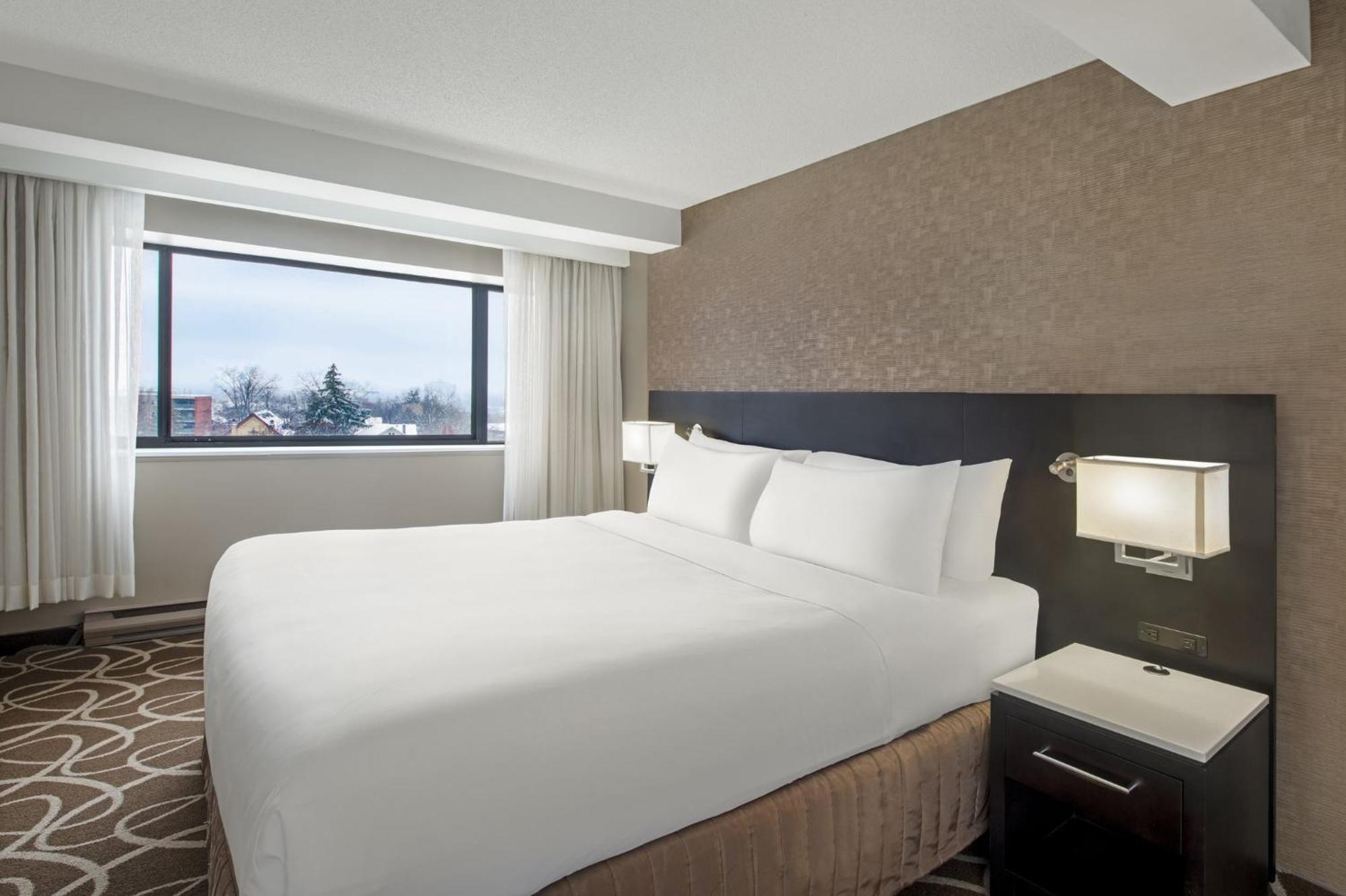 Crowne Plaza Kitchener-Waterloo, An Ihg Hotel Екстериор снимка